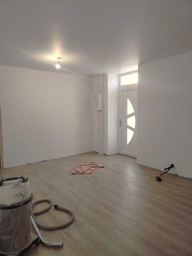 Travaux d'isolation , peinture et pose parquet. Rénovation réalisée par Ponthus Sasu