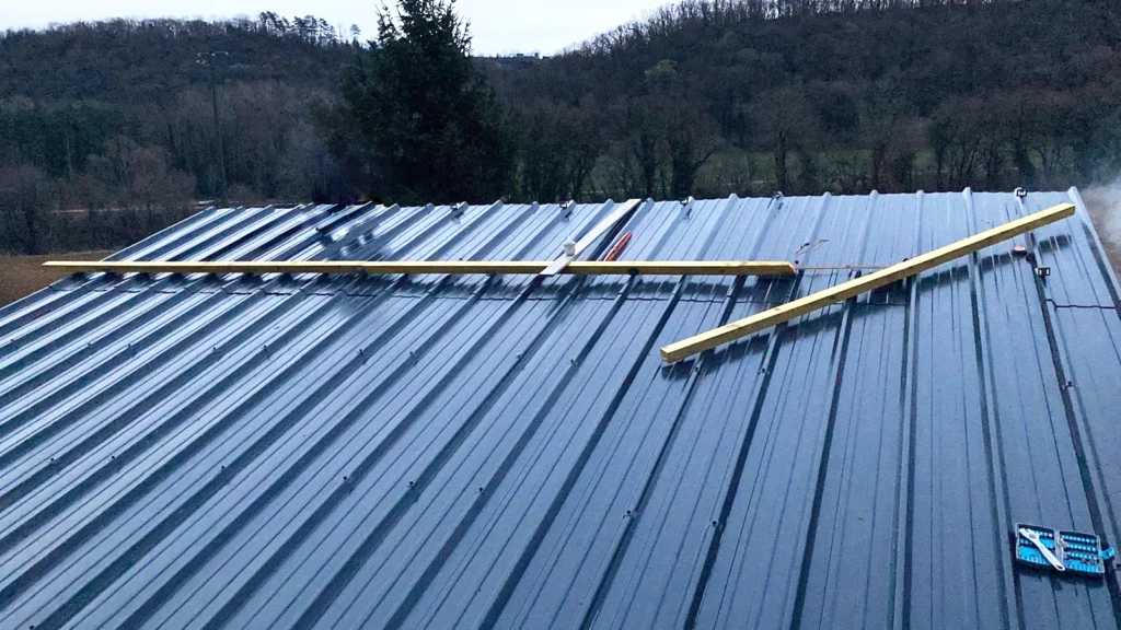 Travaux d’isolation de toiture en acier, rénovation réalisée par Ponthus SASU