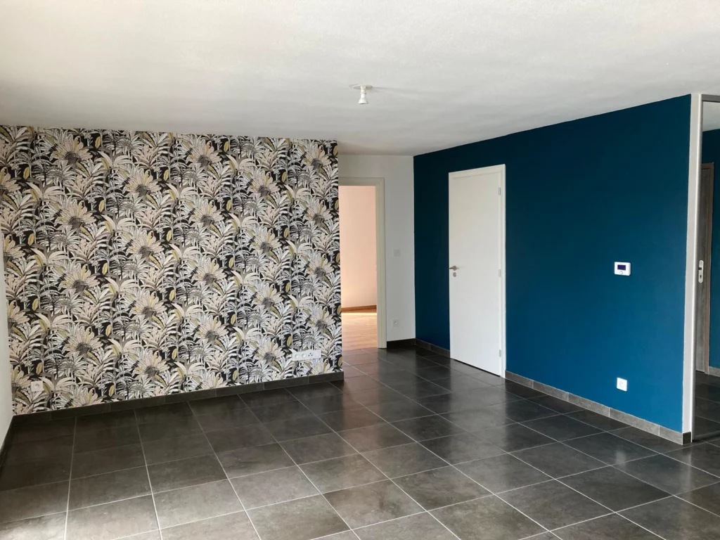 Pose de papier peint bleue décoratif dans un apppartement par Ponthus Sasu