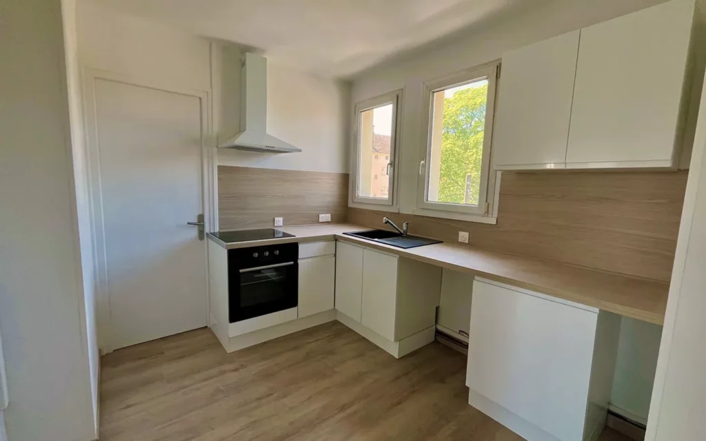 Renovation complète de cuisine moderne réalisée par Ponthus SASU.