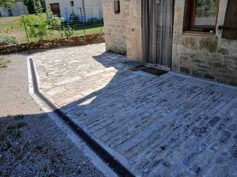 Pose de pavés de ferme pour aménagement extérieur réalisé par Ponthus SASU
